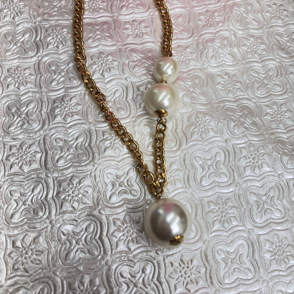Cher Stainless Steel Elegant Gold and Pearl Necklace - Picture 4 of 6